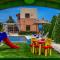 Elmyra Villa, Heated Pool & Walking to beach, By ThinkVilla