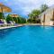 Elmyra Villa, Heated Pool & Walking to beach, By ThinkVilla
