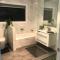 Luxury 2br home with King, 5 star private & close