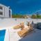 Villa Star 1 a centrally located ap. with a pool - Новаля