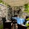 casa con mini piscina, giardino e area giochi per bambini