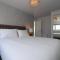 Dunfermline - Luxury 3 bedroom 2 bathroom detached house with garden