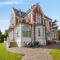 Foto: 4-Bedroom Apartment in a Beautiful Manor House by the Seaside