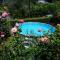 Parte di casa con giardino e piscina