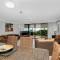 Foto: Roydon Beachfront Apartments 37/51