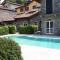 BELLAGIO DREAMS APT, pool, with private garden, near lake