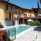 BELLAGIO DREAMS APT, pool, with private garden, near lake