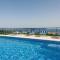 Lola - privacy, pool & view