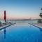 Gem of the sea luxury beach apartment with brand new heating infinity pool - Трогир