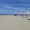 Comfy Beachfront Apartment - 50m from the Sea - 格勒姆