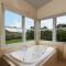 Bottlebrush Lodge Great views and a pool