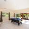 Bottlebrush Lodge Great views and a pool