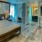 Foto: Vitamin Sea Studio - Newly remodeled condo with a clean, modern design!