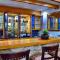 Oakhurst Hotel