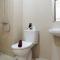 Comfy Studio Room The Oasis Cikarang Apartment By Travelio - 贝克西