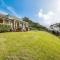 Moeraki with private walkway to Onetangi Beach by Waiheke Unlimited