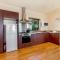 Moeraki with private walkway to Onetangi Beach by Waiheke Unlimited