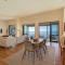 Moeraki with private walkway to Onetangi Beach by Waiheke Unlimited