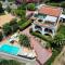 Villa del Golfo Urio with swimming pool shared by the two apartments