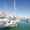 Foto: Three-Bedroom Apartment in Puerto de la Duquesa 23/25