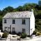 A Superb Bijou Retreat with Jacuzzi near an Excellent Village Pub