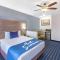 Days Inn & Suites by Wyndham Webster NASA-ClearLake-Houston - Webster