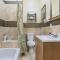 Modern 4BR Penthouse in Downtown by Hosteeva
