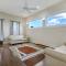 Modern 4BR Penthouse in Downtown by Hosteeva