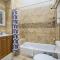 Stylish 4BR condo in Downtown by Hosteeva