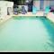 suite parentale avec petit sejour et PISCINE photo 17