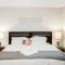 Modern + Cozy Townhome - minutes to Avalon w/king