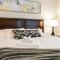 Modern + Cozy Townhome - minutes to Avalon w/king