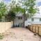 Modern + Cozy Townhome - minutes to Avalon w/king