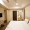 Ponnis Hotel
