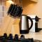 Modern and Spacious Home From Home 1 mile from M1 - with Netflix, Prime Video, PS5, free parking, superfast WiFi, BBQ - Sleeps 11 - By Brightleap Apartments