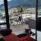Central Lakeview Apartment with amazing rooftop 镇上湖景三室套房