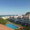 Apartamento con terraza privada y piscinas
