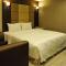 Maple Hotel Second Branch - Тайнань
