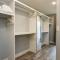 Contemporary Farmhouse Home - King Bed - Double Garage Parking - Free WiFi & Netflix - Long Stays Welcome
