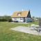 Foto: Three-Bedroom Holiday Home in Bjert