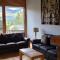 Invermere Luxury 4 Bedroom Mountain Lake View Home - Sleeps 8, 2 decks, Huge Yard, Walk to Town -Beach, Tennis, Golf at 12 Courses - Hot Springs Close By!! - إنفيرمير