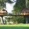 Insolite dans les arbres Les Ormes, Epiniac - 埃皮尼亚克