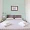 GuestHost - Isola View Renovated Apartment