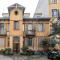 GuestHost - Isola View Renovated Apartment