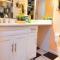 2 Bedrooms Private Kitchen Livingroom Robinwood Condo Suite