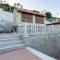 Casa Angelita terraza con hórreo y barbacoa