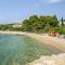 Apartments with parking space Maslinica, Solta - 5176