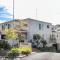 Denhams Beach side holiday apartment