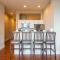 Sleeps 4! 2BR, Gym, Free Parking, Close to Major Attractions