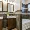 Spacious 3BR Luxury Penthouse with Balcony